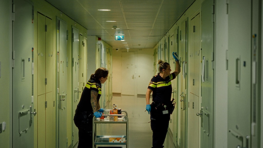 Drinken rondbrengen aan arrestanten.