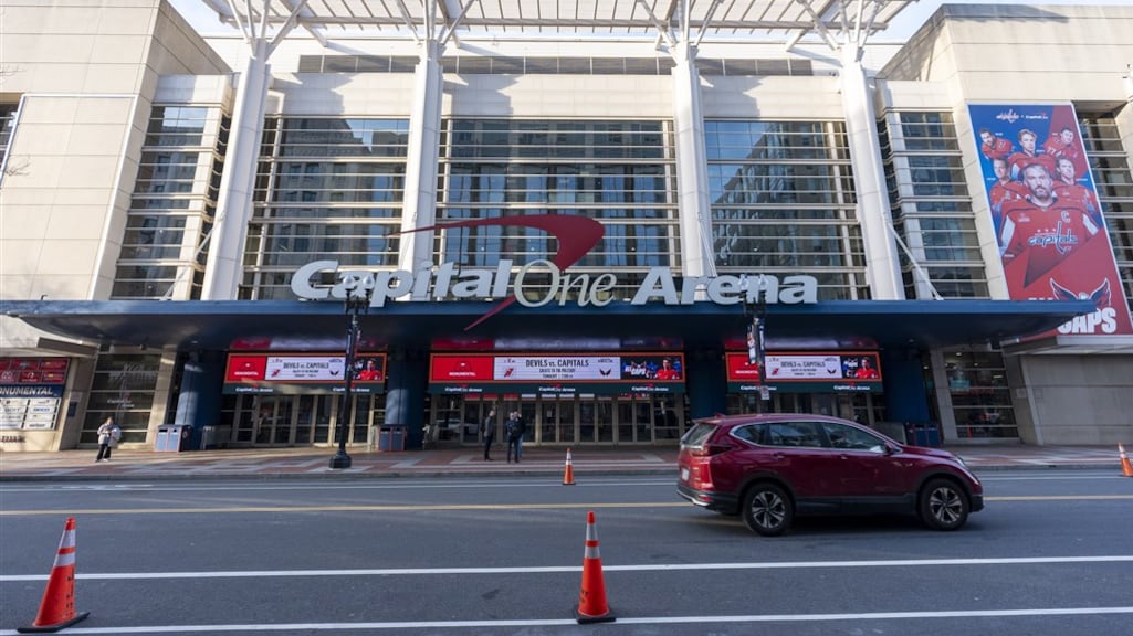 De Capitol One Arena, waar zondagmiddag de 'MAGA Victory Rally’ losbarst.