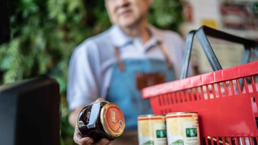 Kortingsstickers plakken komt assistent-manager supermarkt duur te staan