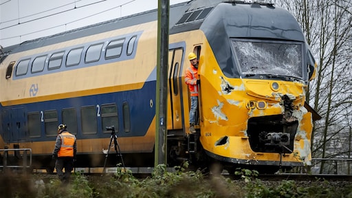 Intercitytrein ramt kraan op overweg Bunnik: aanzienlijke schade