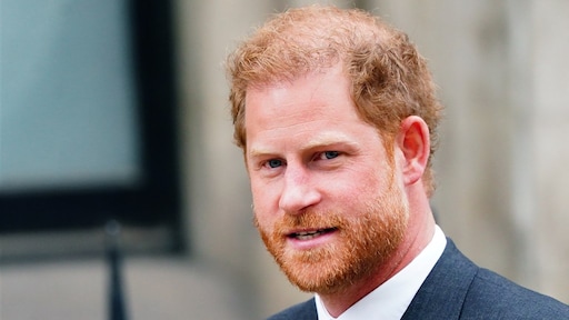 Prins Harry in rechtszaak tegen Britse schandaalpers: 'Ex had tracker onder auto'