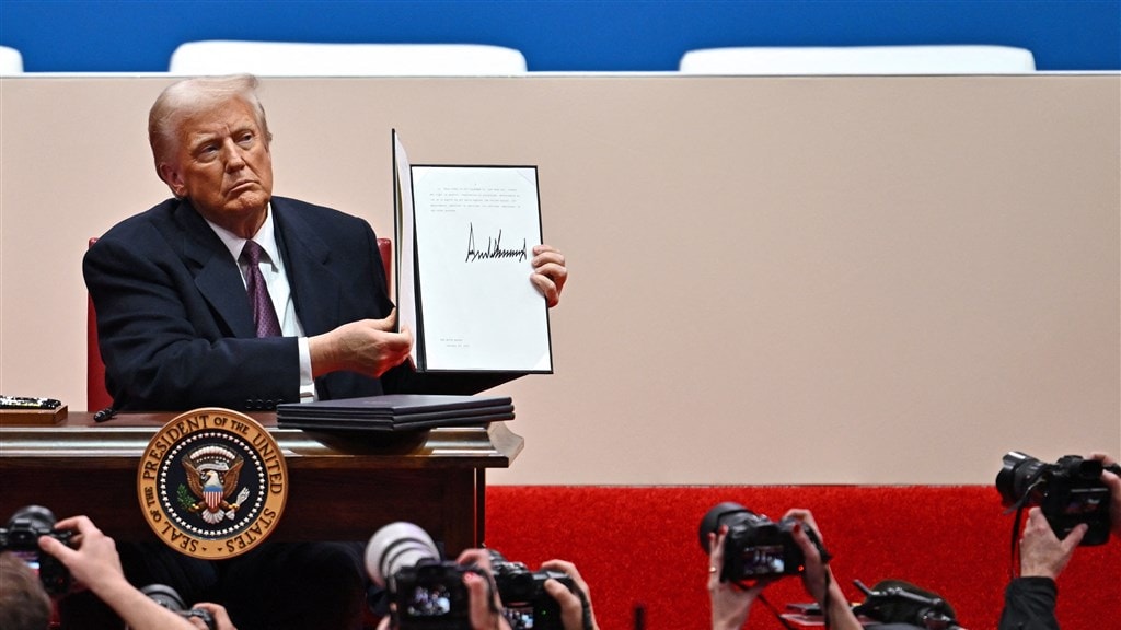 Trump poetst bijna 80 'destructieve en radicale' besluiten van Biden weg