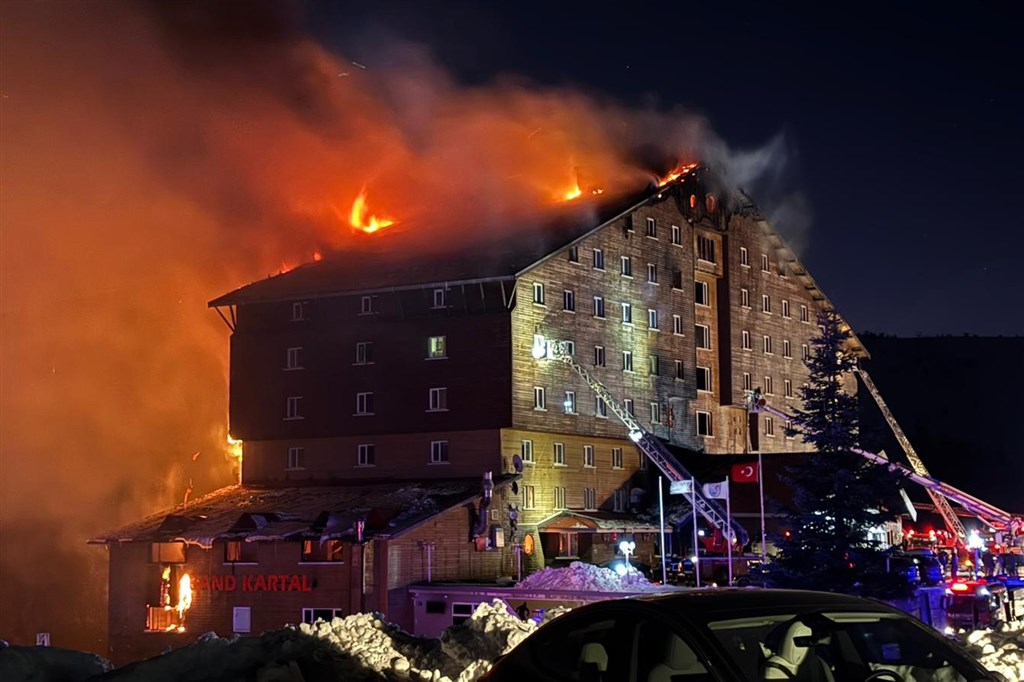 Eigenaar hotel en drie anderen opgepakt na brand met tientallen doden in Turkije