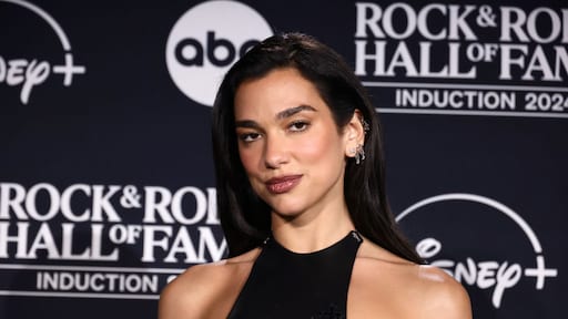 Dua Lipa 'doodsbang' nadat fans haar bij hotelkamer opzoeken