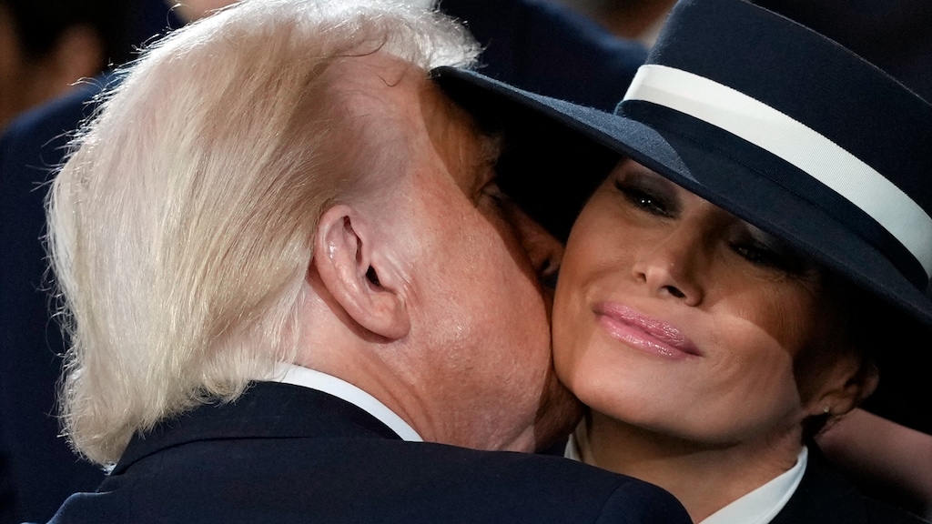 Internet gaat los over Zorro-hoed Melania Trump en díe ongemakkelijke kus