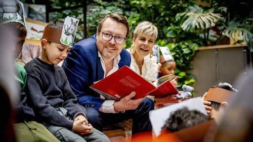 Prins Constantijn werd vroeger veel door moeder Beatrix voorgelezen