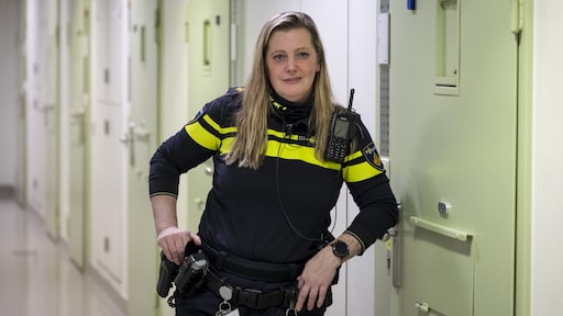 Ooit zat Denise zelf in de cel, nu werkt ze in het arrestantencomplex: 'Je kunt je leven omgooien'