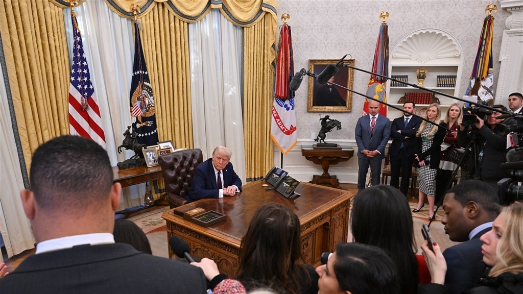 Trump staat sinds hij president is bijna dagelijks journalisten te woord terwijl hij nieuwe plannen ondertekent.