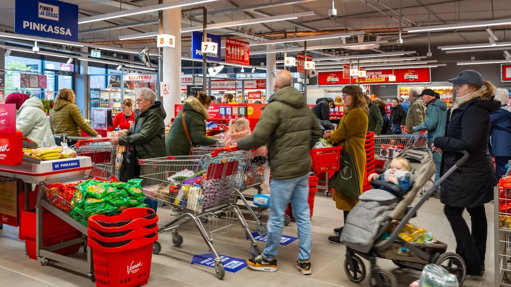 Klanten bij de kassa in een Vomar.