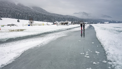 Twee Nederlanders tijdens schaatsen door ijs Weissensee gezakt