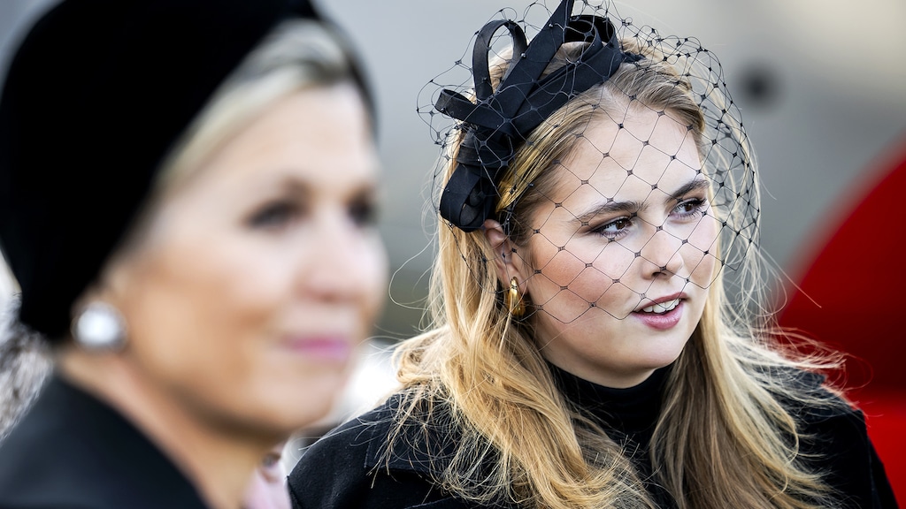 Prinses Amalia hult zich in koninklijk zwart voor eerste herdenking Auschwitz