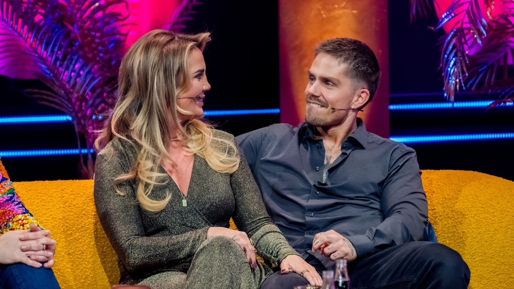 Mond André Hazes valt open van verbazing door verrassing Monique op tv