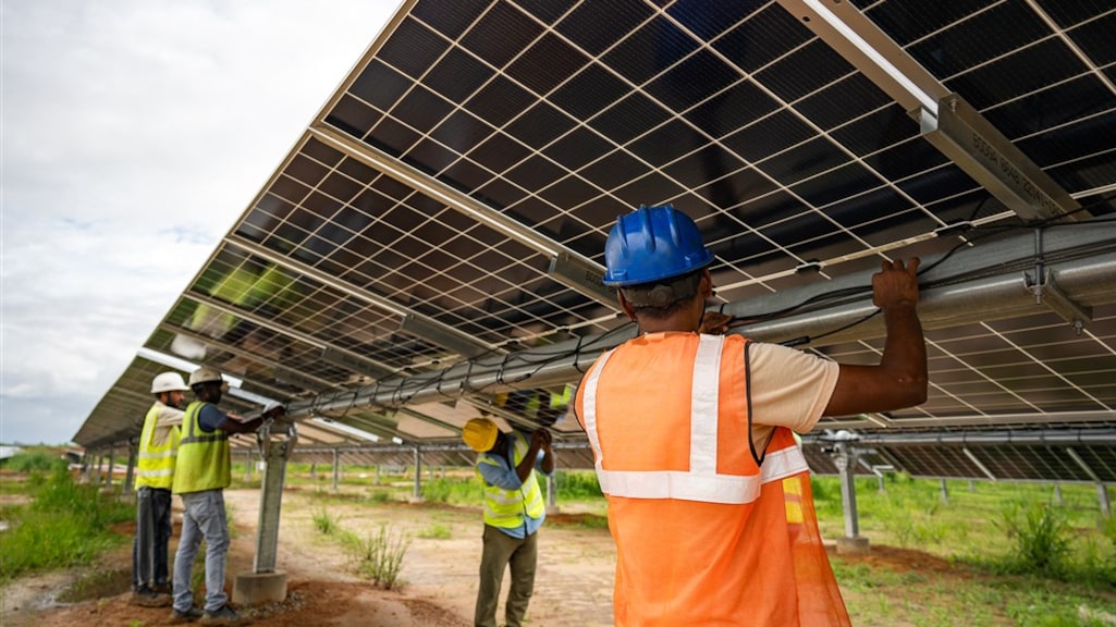 Technici installeren zonnepanelen in de kustregio Libreville in Gabon.