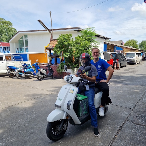 Friso pendelt per scootertaxi heen en weer tussen kantoor en het buurtcentrum.