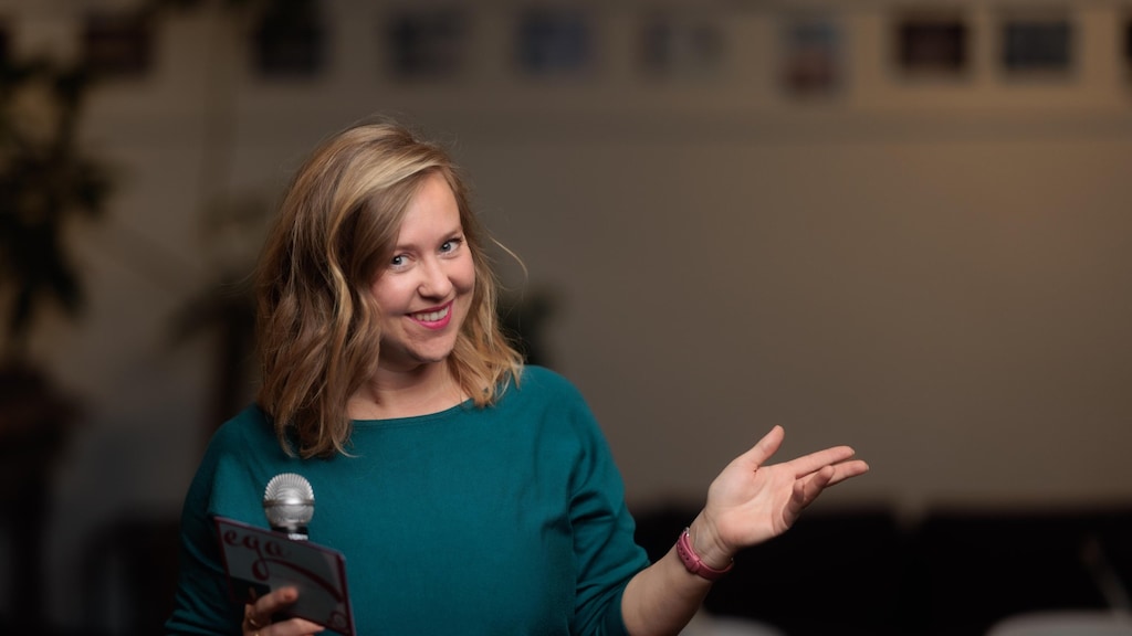 Elisanne spreekt over haar ervaringen op gezondheidsevenementen.