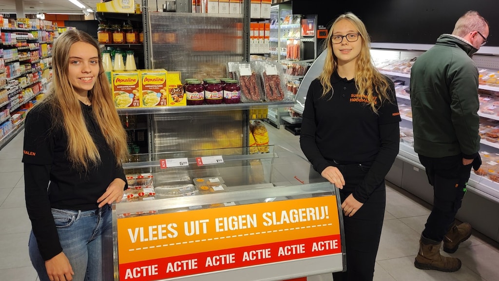 De slagerij achter de winkel maakt onder meer worst voor de supermarkt.