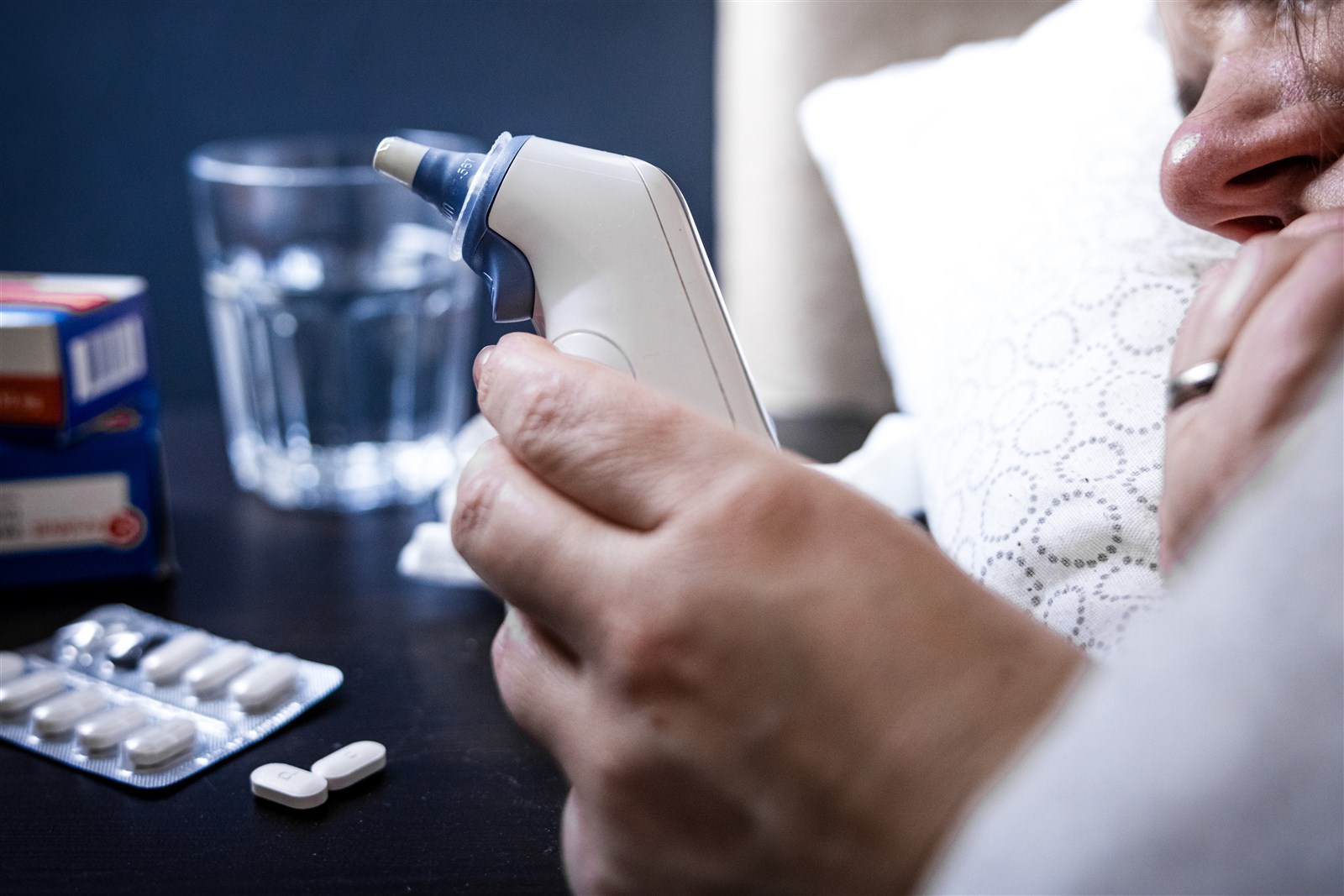 Meeste mensen melden zich pas ziek bij koorts – en dat is vaak te laat, zegt RIVM