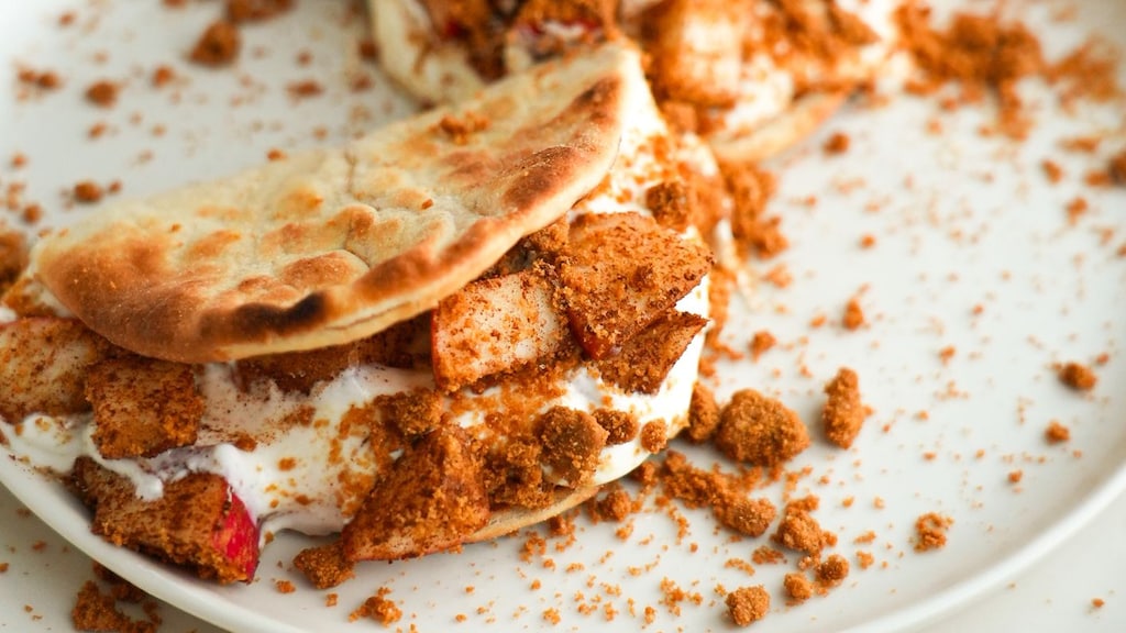 Ook zoet zijn flatbreads volgens Pam lekker, zoals hier, met kwark en lotuskoekjes.