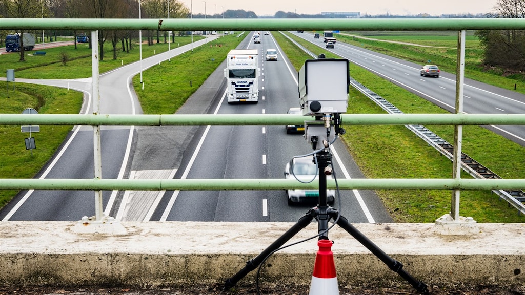 Verkeersboetes stijgen: 430 euro voor rijden met telefoon in de hand