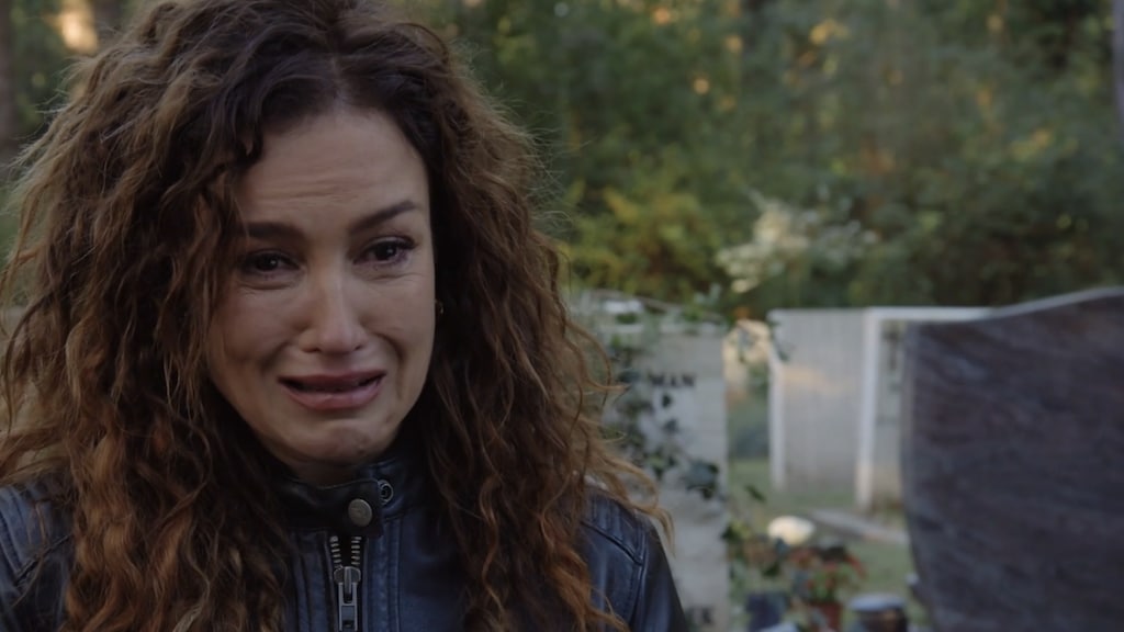 Jessica Harmsen in tranen bij graf oom Govert in maandtrailer GTST