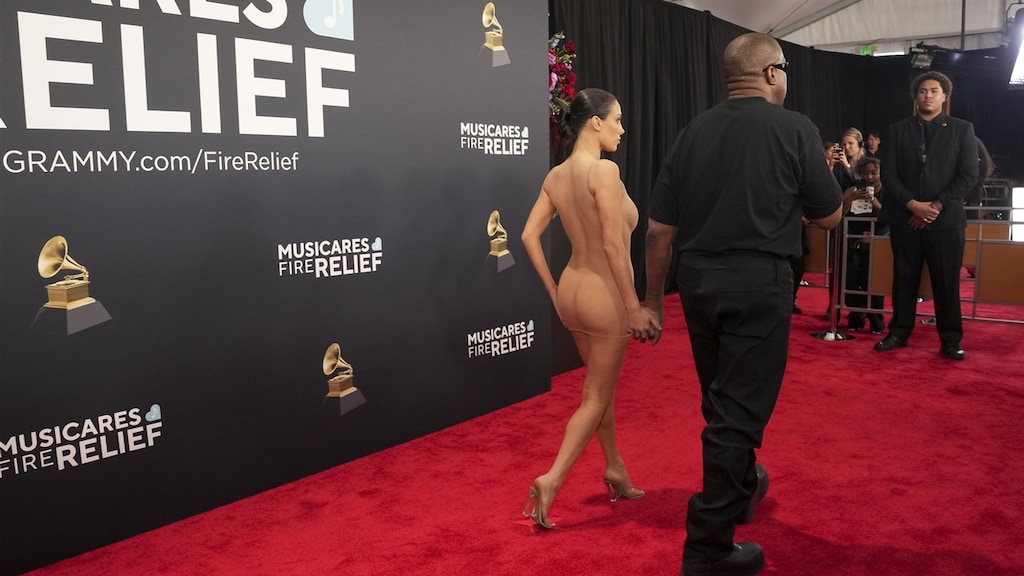 Vrouw Kanye West 'naakt' over loper Grammy Awards