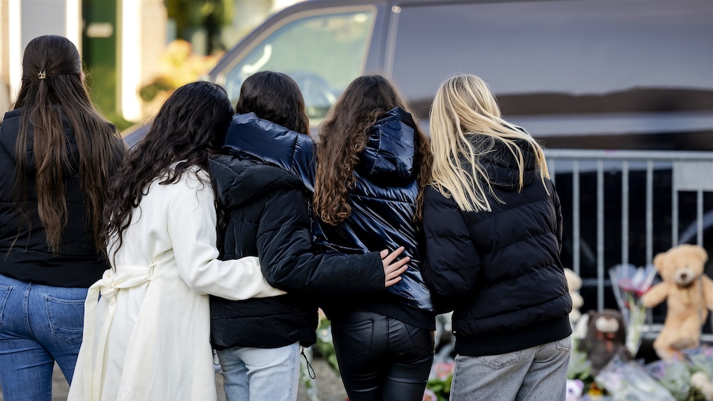 Kinderen komen samen bij de plek waar Sohani werd gedood