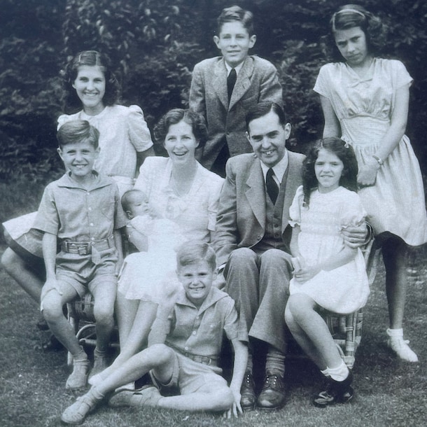 Het gezin van Frits en Sylvia Philips circa 1950, met zoon Anton op de achterste rij.