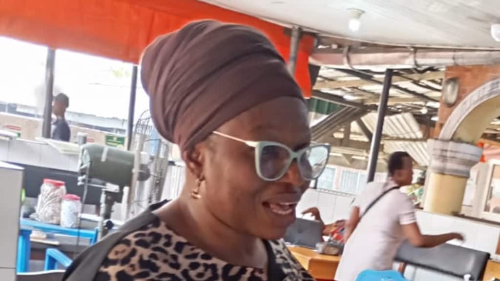 Aisha Dadi aan het werk in de kliniek.