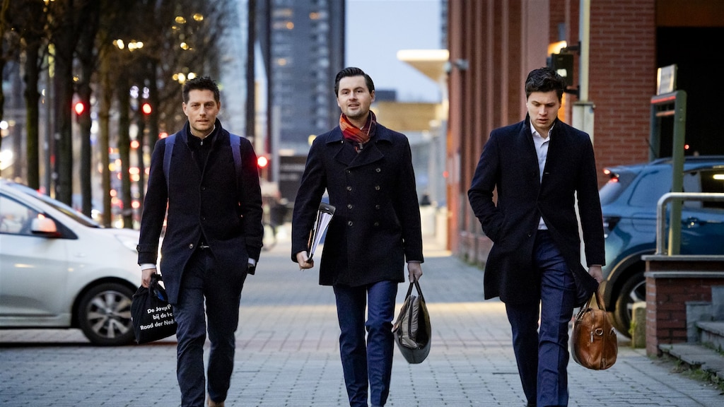 Bernd Damme (M) komt aan bij de rechtbank van Rotterdam, voor een inleidende zitting van de strafzaak over de omstreden mondkapjesdeal.