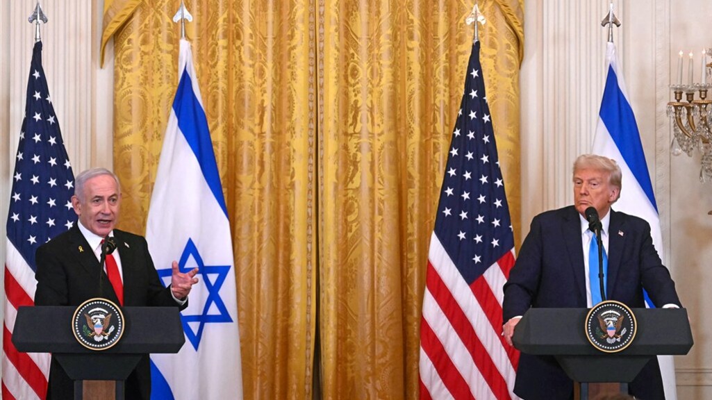 Netanyahu en Trump bij de persconferentie na hun ontmoeting.