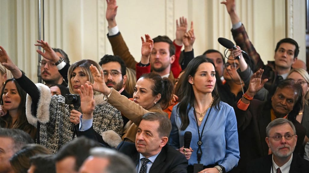 Journalisten met vragen over het plan van Trump.