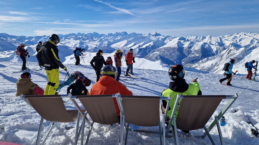 In het zonnetje is het goed mensen kijken vanuit de ligstoel.