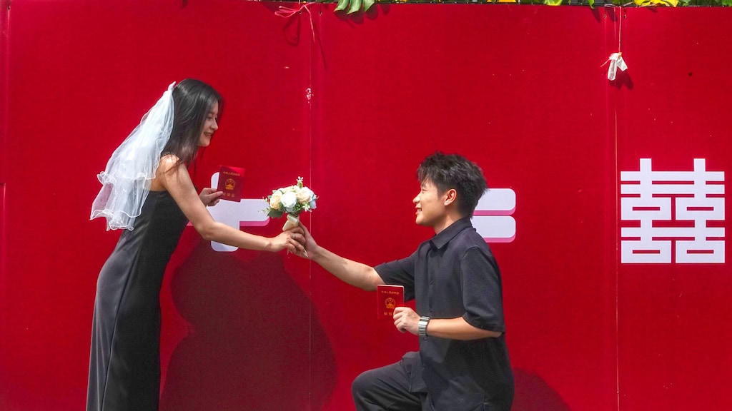 Trouwen en kinderen krijgen: Chinezen beginnen er niet meer aan - en dit is waarom