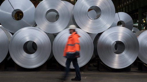 Trump dreigt met heffingen op staal en aluminium, zorgen bij Tata Steel in IJmuiden