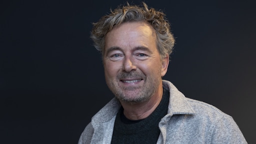 Bert van Leeuwen ook 's nachts gebeld door deelnemers Het Familiediner: 'Hoort erbij'