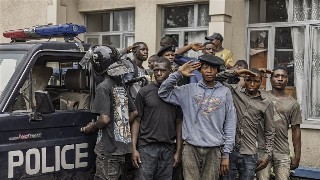 Een groep jongens die zich bij de politie van M23 in Goma zullen aansluiten.