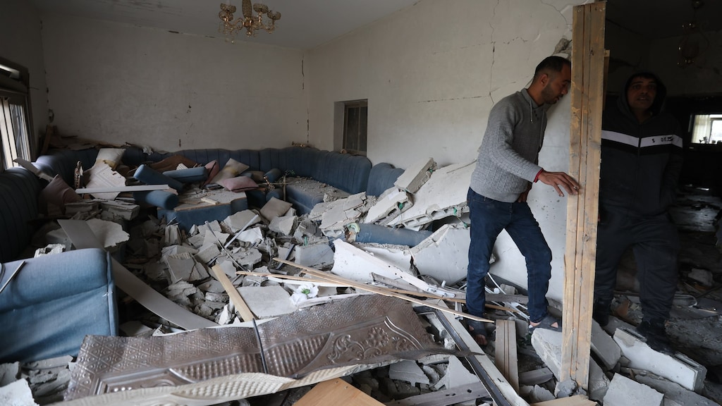 Palestijnen inspecteren een gebouw dat is beschadigd door het Israëlisch leger op de Westoever
