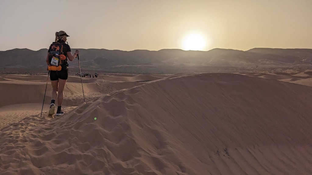 De ondergaande zon tegemoet.