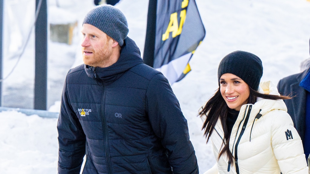 Lachende prins Harry filmt Meghan die doodsangsten uitstaat in de sneeuw