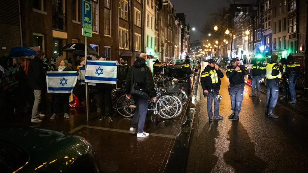 Pro-Israëlische demonstranten in Amsterdam gisteravond.