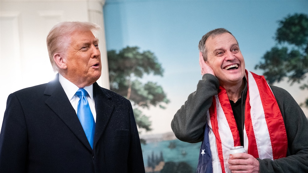 Trump met Marc Fogel, een Amerikaanse leraar die sinds 2021 vastzat in Rusland en gisteren vrijkwam.