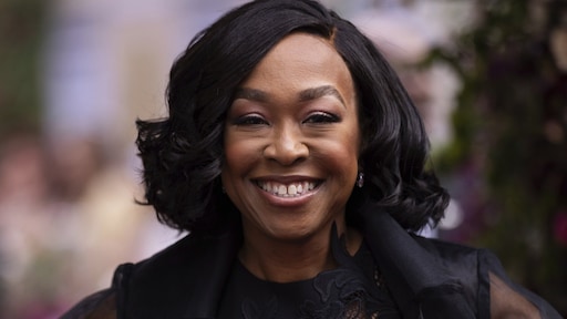 Bridgerton-maker Shonda Rimes noemt serie 'geen liefdesverhaal, maar werkplekdrama'
