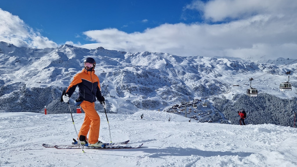 Wat doet de niet-skiër terwijl de anderen zich uitsloven op de piste?