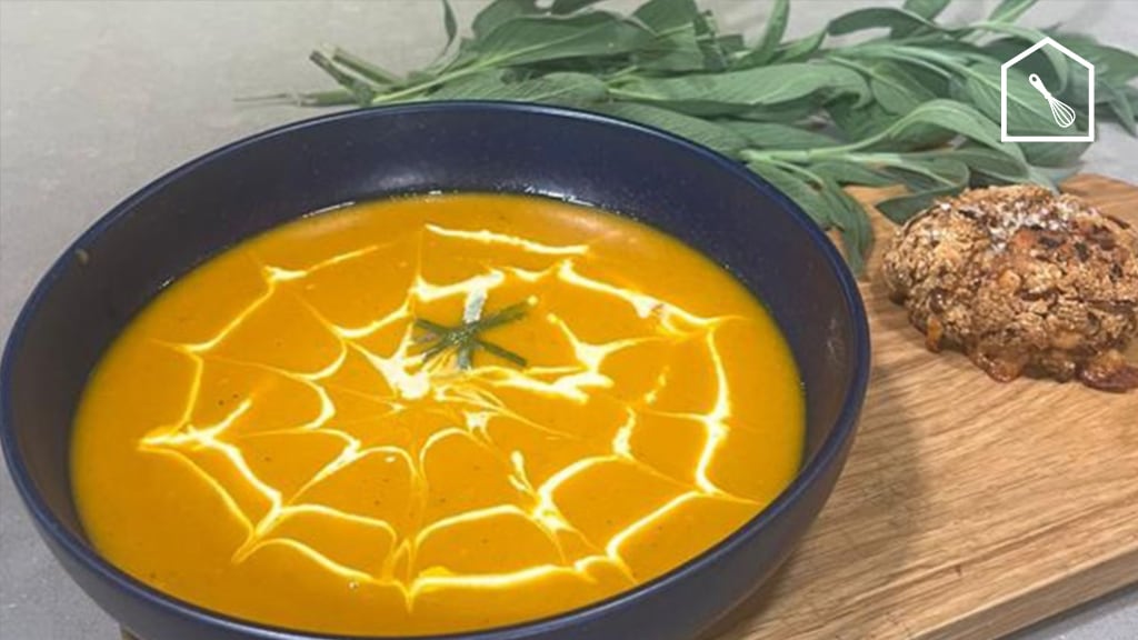 Kruidige pompoensoep en haverbroodjes met parmezaan