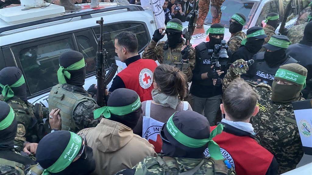 Medewerkers van het Rode Kruis tijdens de eerste vrijlating van gijzelaars sinds het bestand, op 19 januari in Gaza stad.