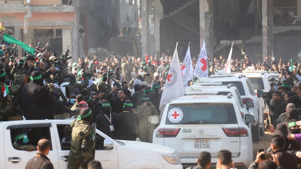 Het team van het Rode Kruis rijdt weg na de bevrijding van Agam Berger.