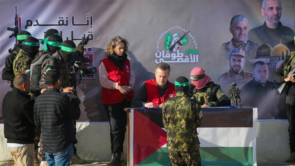 Medewerkers van het Rode Kruis bij een vrijlating op 1 februari in Khan Yunis.