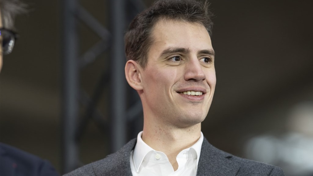 Mistral-topman Arthur Mensch op de AI-top in Parijs.