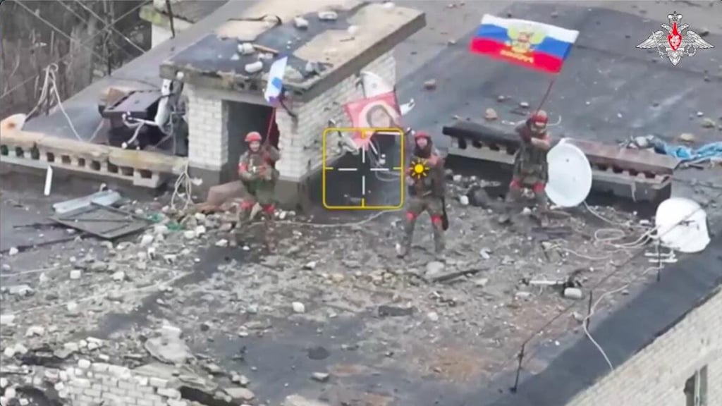 Russische militairen met Russische vlag op regeringsgebouw in veroverde regio Donbas.