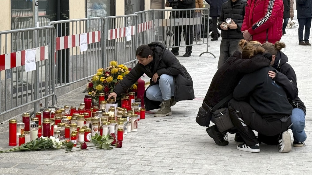 Op de plek van de aanslag worden kaarsjes gebrand.